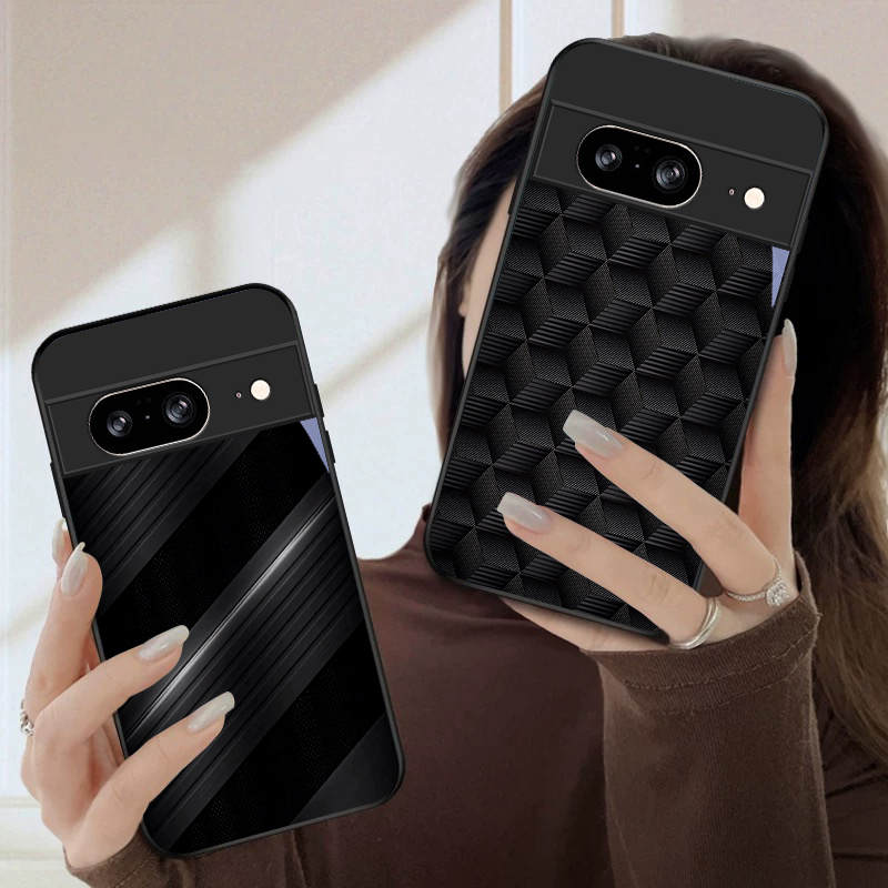 غطاء هاتف زجاجي أسود بنمط هندس - مراجعة Google Pixel 9 وسعره