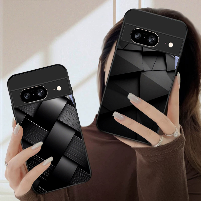 غطاء هاتف زجاجي أسود بنمط هندس - مراجعة Google Pixel 9 وسعره