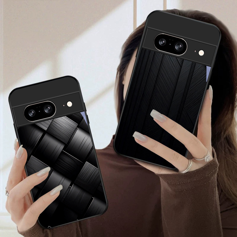 غطاء هاتف زجاجي أسود بنمط هندس - مراجعة Google Pixel 9 وسعره